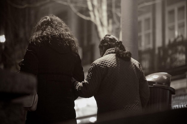 Photo vue arrière d'un couple dans la ville pendant l'hiver