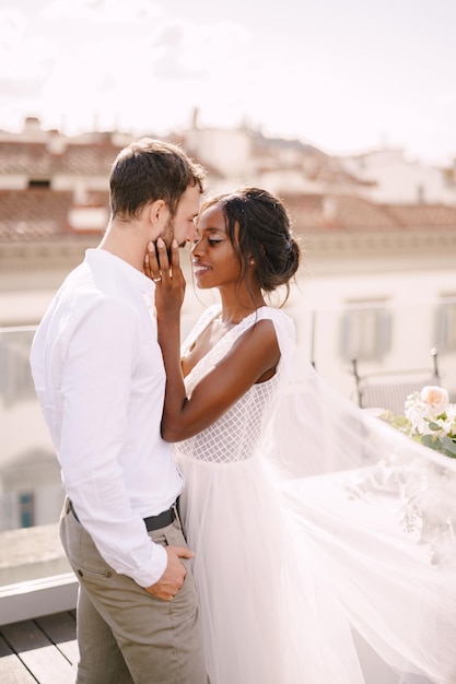 Vue arrière d'un couple debout à l'extérieur