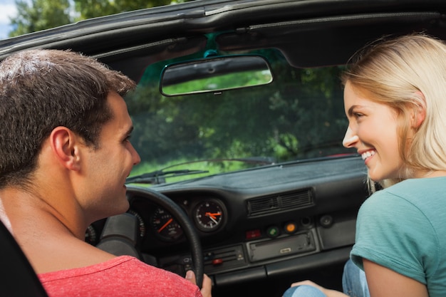 Vue arrière d&#39;un couple heureux en cabriolet