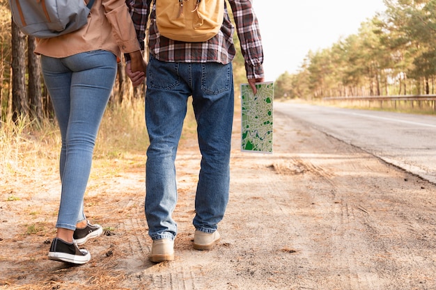 Vue arrière couple marchant avec espace copie