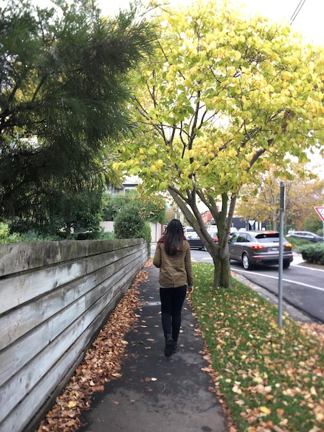 Photo vue arrière d'une dame marchant sur un sentier