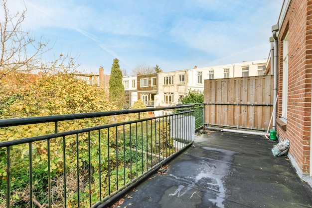 Vue arrière depuis le balcon d'une maison