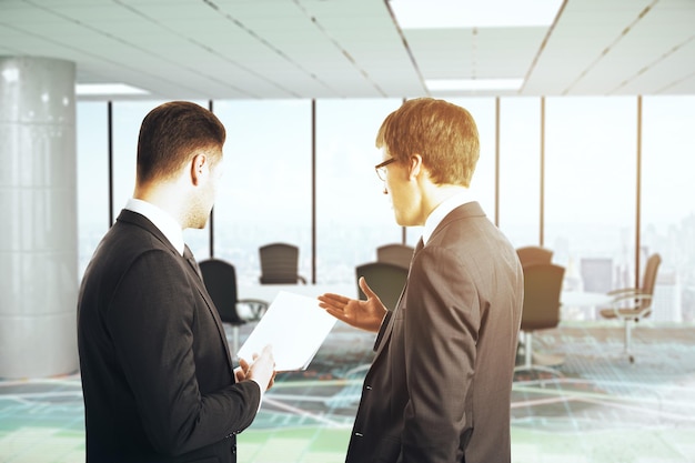 Vue arrière de deux beaux jeunes hommes d'affaires discutant des termes et conditions du contrat dans un bureau moderne Rendering 3D