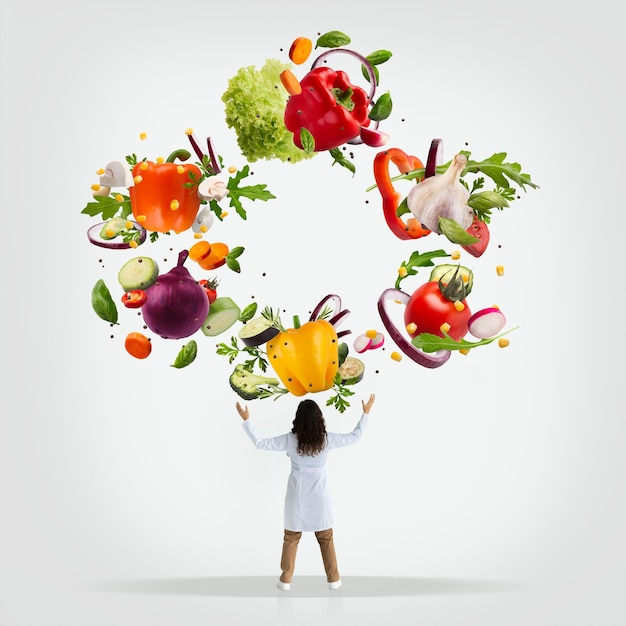 Vue arrière diététiste médecin avec divers ensembles de légumes frais