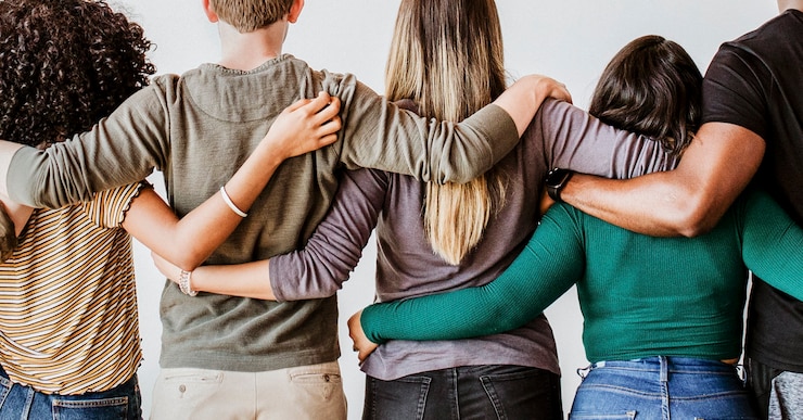 Photo vue arrière de diverses personnes s'embrassant