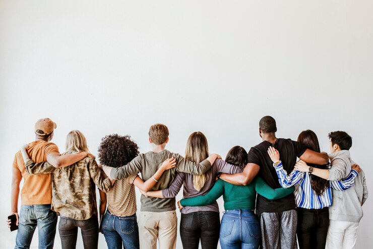 Photo vue arrière de diverses personnes s'embrassant