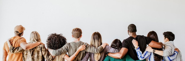 Vue arrière de diverses personnes s'embrassant