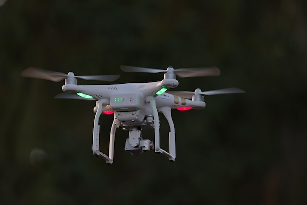 Vue arrière d'un drone de caméra quadcopter professionnel qui plane en regardant de l'arrière