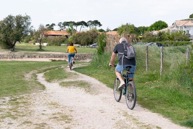 Vue arrière du couple vélo Vélo On Country Lane