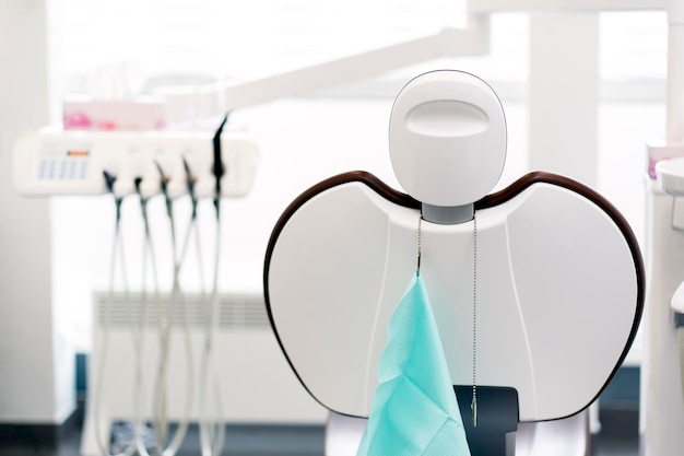 Vue arrière du fauteuil dentaire Technologies modernes de traitement dentaire Équipement stérile Traitement dentaire sûr et indolore
