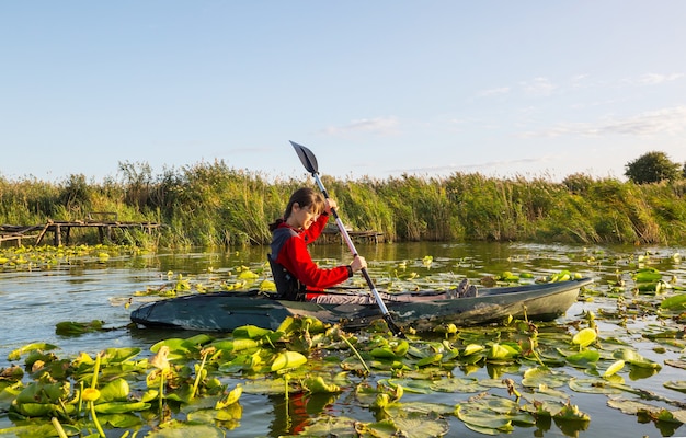 Vue arrière du kayak paddle kayak en rivière d'été