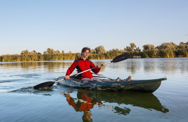 Vue arrière du kayak paddle kayak en rivière d'été