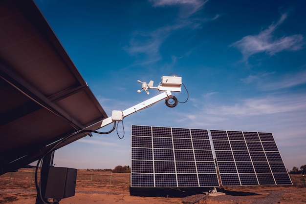 Vue Arrière Du Panneau Solaire. Engrenage Tournant