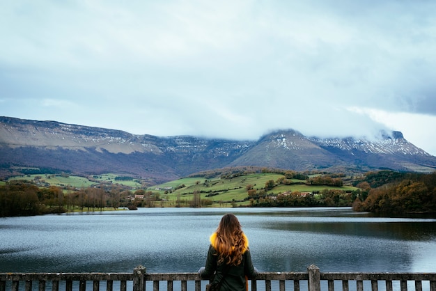 Vue arrière du paysage à la recherche de femme. Notion de nature.