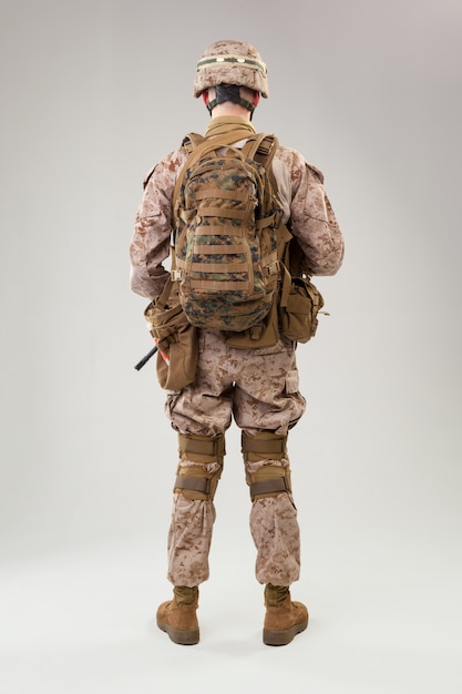 Vue arrière du soldat militaire des soldats de l'armée américaine opérateur de marine studio shot portrait