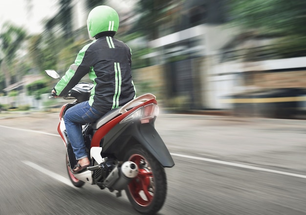 Vue arrière du trajet en taxi moto avec rapide