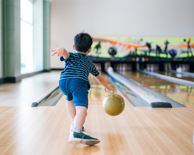 vue arrière, enfant, lancer, boule bowling