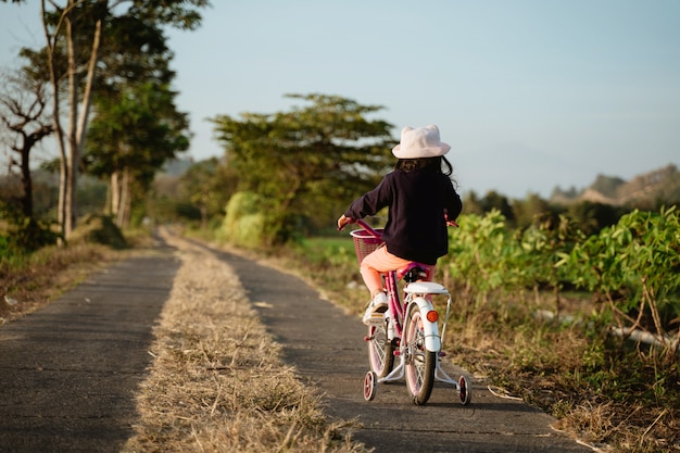 Vue arrière d'un enfant à vélo