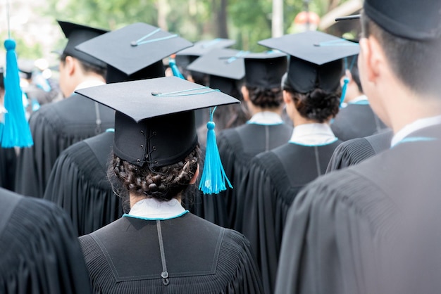 Vue arrière d'un étudiant universitaire