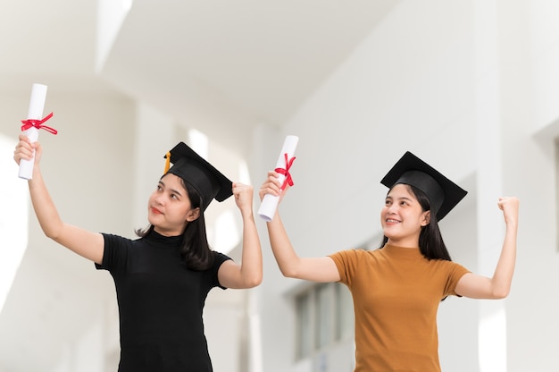 Vue arrière des étudiantes diplômées universitaires titulaires d'un diplôme