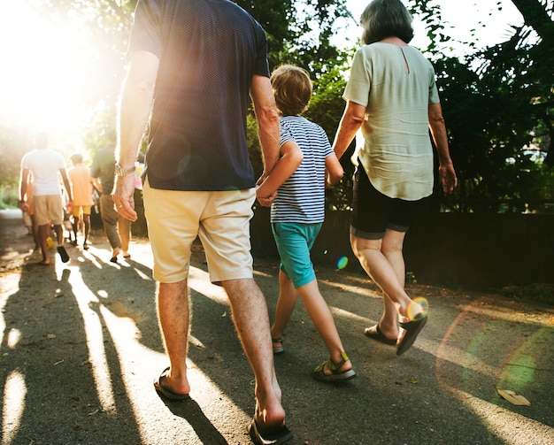 Vue arrière de la famille caucasienne, marcher à l&#39;extérieur ensemble