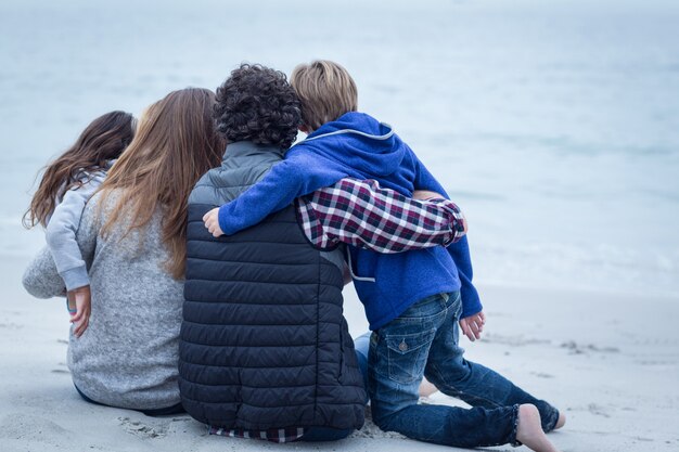 Vue arrière, de, famille, séance plage