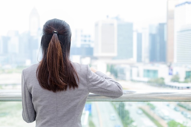 Vue arrière de la femme d'affaires