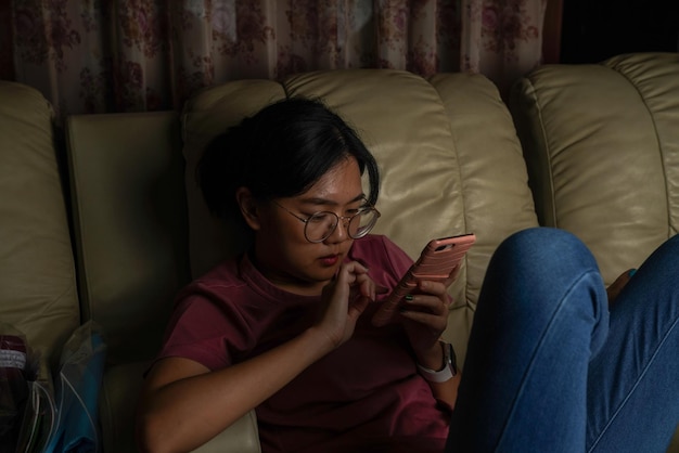 Photo vue arrière d'une femme assise sur le canapé à la maison