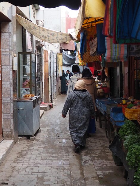 Photo vue arrière d'une femme assise dans la rue