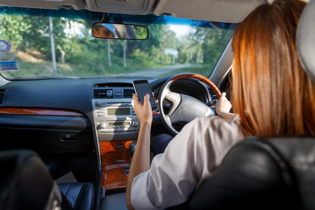 Vue arrière d'une femme assise dans une voiture