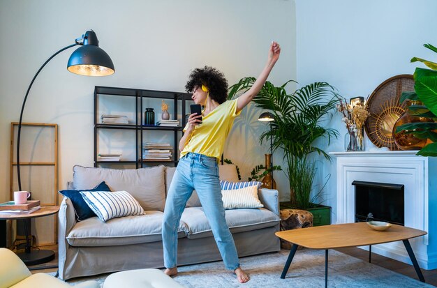 Photo vue arrière d'une femme assise sur le lit à la maison