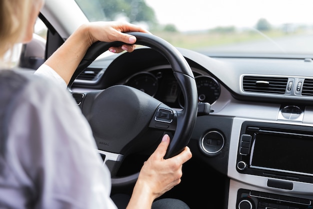 Vue arrière de la femme au volant