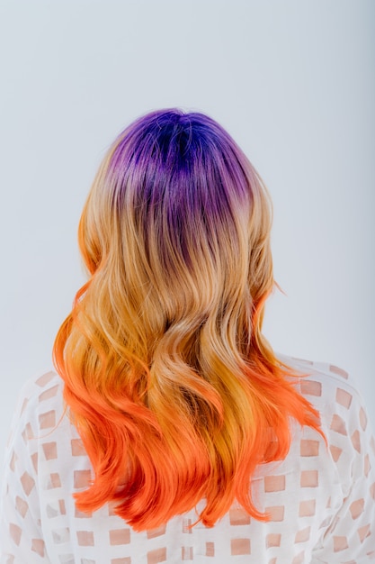 Photo vue arrière, femme aux cheveux colorés. fille avec maquillage et coiffure.,