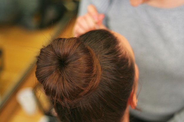 Photo vue arrière d'une femme avec un chignon de cheveux