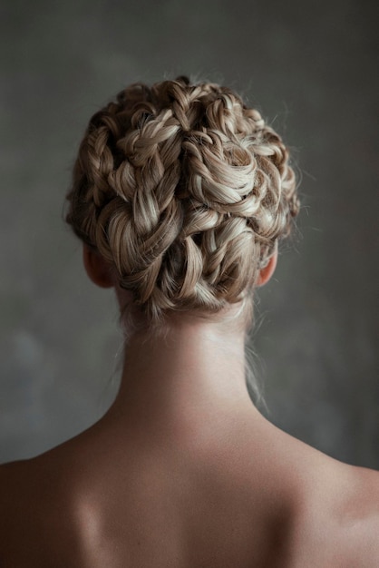 Vue arrière d'une femme avec une coiffure