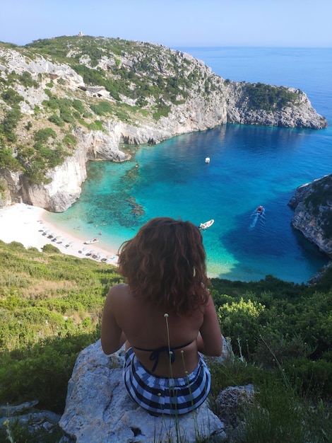 Photo vue arrière d'une femme contre la mer