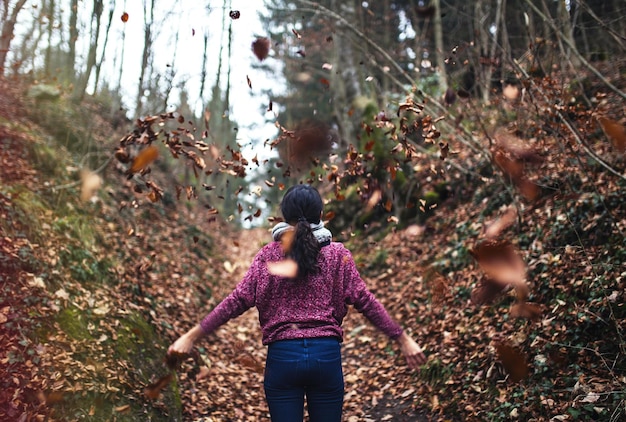 Photo vue arrière d'une femme dans la forêt