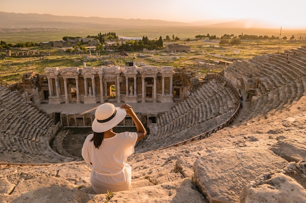 Photo vue arrière d'une femme dans de vieilles ruines