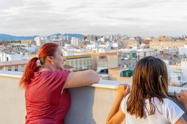 Photo vue arrière d'une femme dans la ville contre le ciel