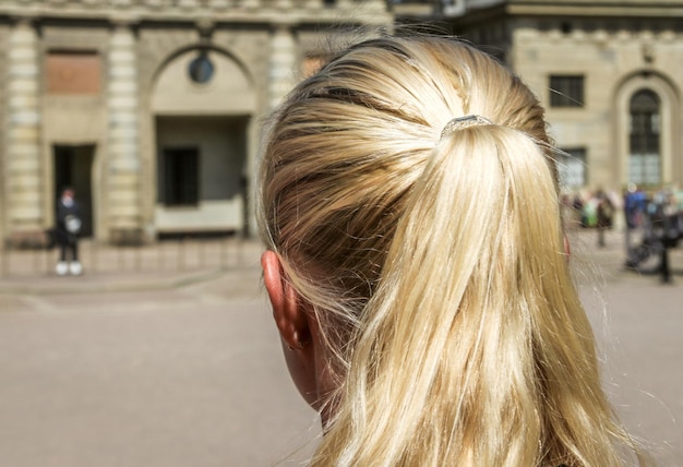 Vue arrière d'une femme dans la ville