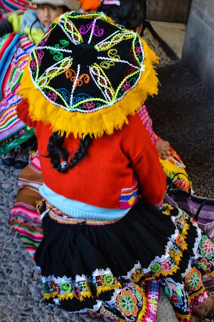 Vue arrière d'une femme dansant vêtue de vêtements traditionnels