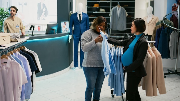 Photo vue arrière d'une femme debout à l'aéroport