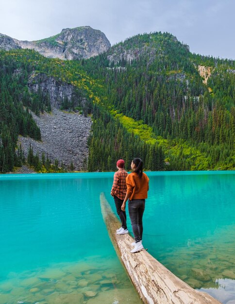 Photo vue arrière d'une femme debout au bord d'un lac