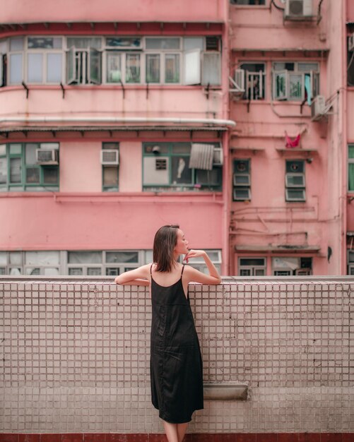 Photo vue arrière d'une femme debout sur le balcon