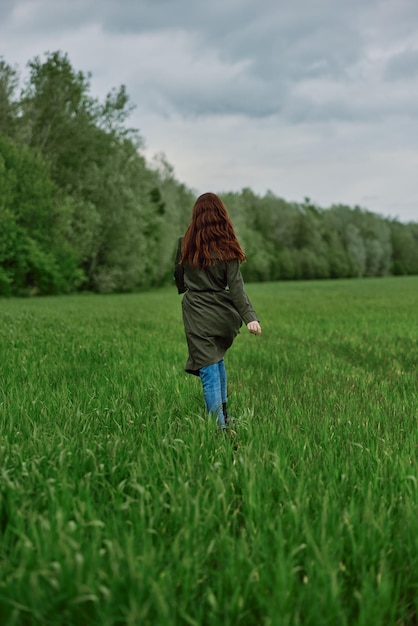 Photo vue arrière d'une femme debout sur un champ contre le ciel