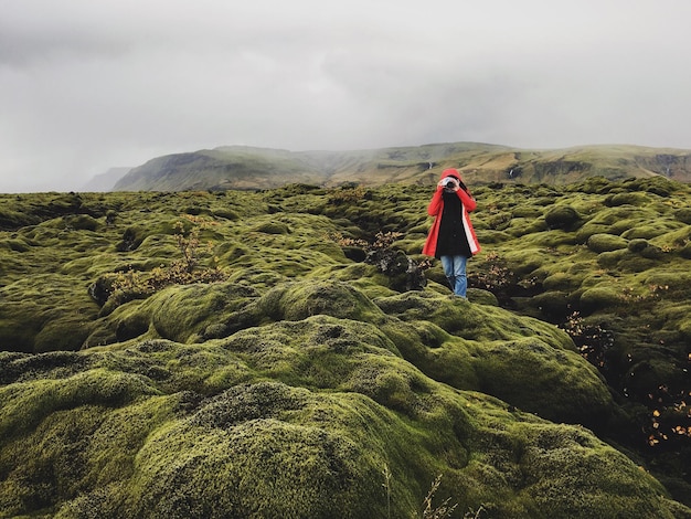 Vue arrière d'une femme debout sur une colline