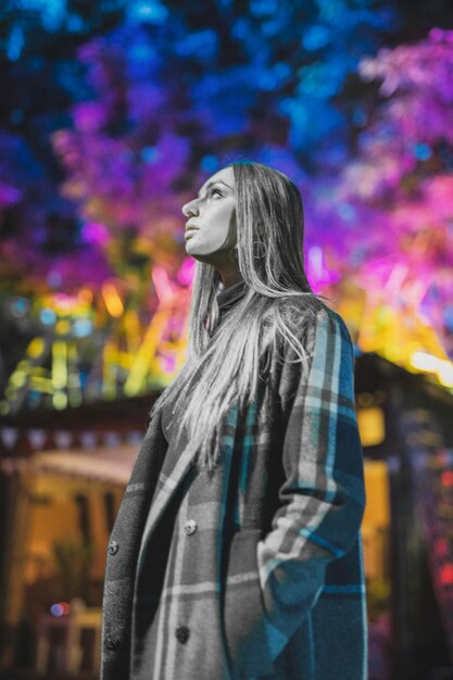 Photo vue arrière d'une femme debout contre des arbres