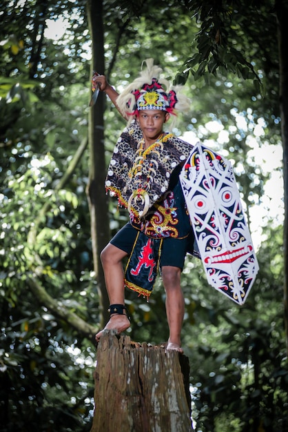 Photo vue arrière d'une femme debout contre des arbres