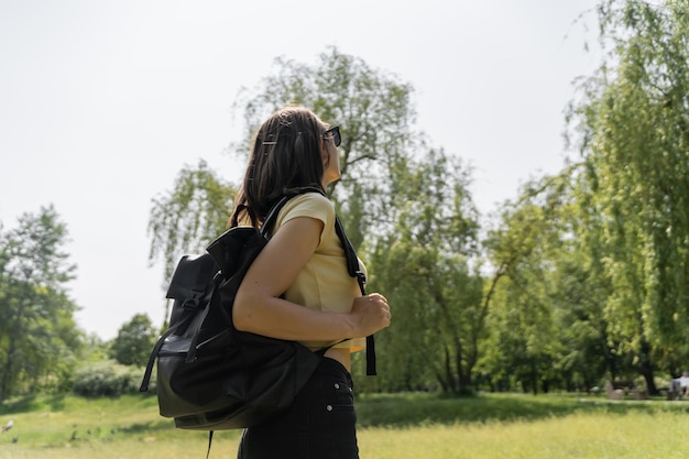 Photo vue arrière d'une femme debout contre des arbres