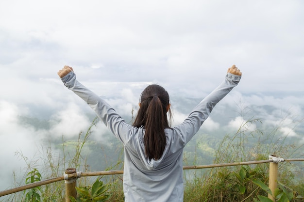 Photo vue arrière d'une femme debout contre le ciel